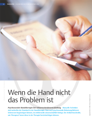 Eine Person schreibt mit einem Bleistift auf einen Notizblock, den sie in der Hand hält.