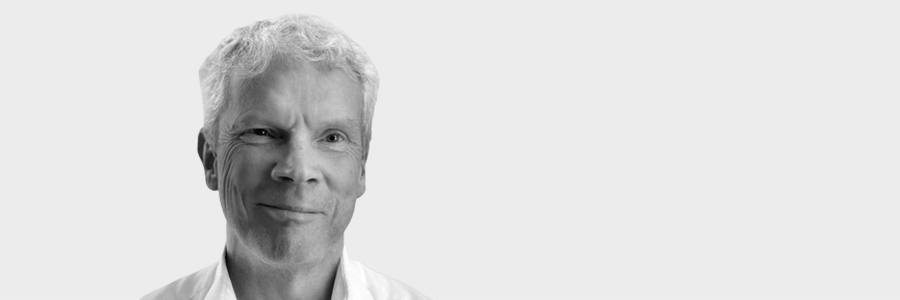 Schwarz-Weiß-Porträt von Dr. Ulrich Dorenbeck auf grauen Hintergrund