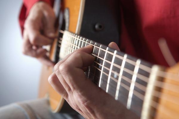 Hand und musikerbedingte Pathologien – therapeutische Ansätze für Musikerinnen und Musiker