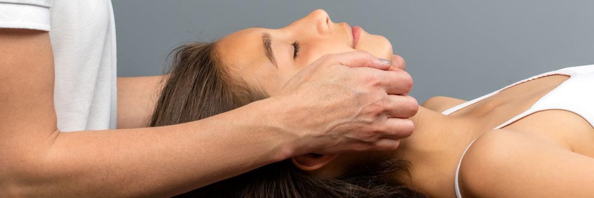 CMD-Therapie Übung am Kiefergelenk