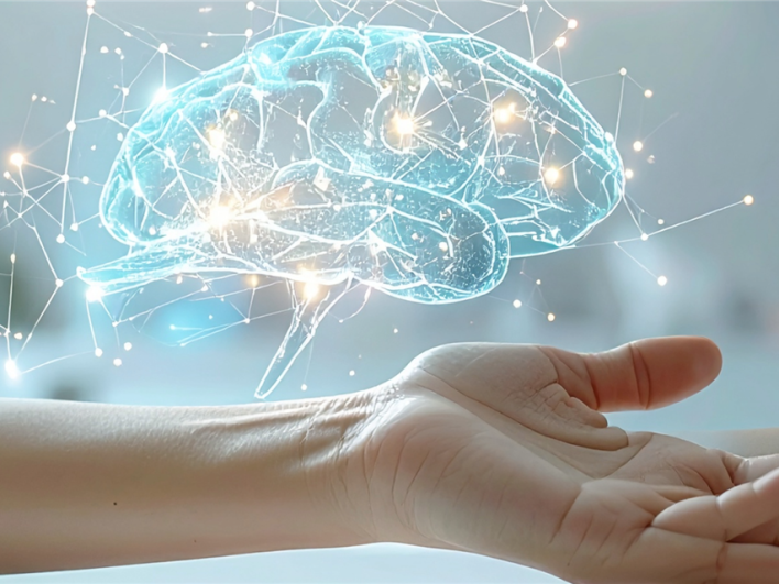 Eine menschliche Hand, über der ein leuchtendes, digitales Netzwerk aus stilisierten Neuronen schwebt. Dies symbolisiert die durch eine Gehirn-Computer-Schnittstelle wiederhergestellte Nervenverbindun