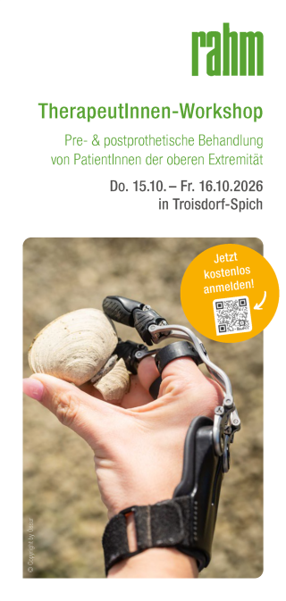Eine Hand mit einer mechanischen Fingerprothese hält zwei Muscheln.