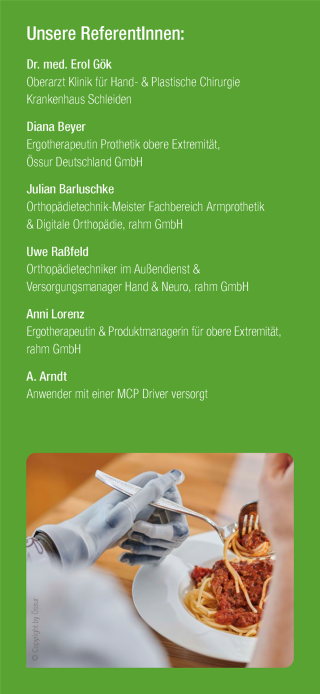 Eine Person isst mit einer Handprothese Spaghetti von einem Teller.